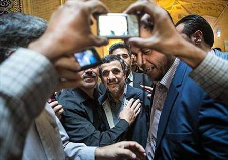 سلفی گرفتن احمدی نژاد در مراسم ختم هادی نوروزی ! +تصاویر