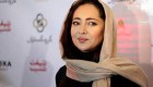 بوسه غافلگیرانه دو بازیگر به صورت نیکی کریمی + عکس
