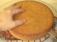 طرز تهیه آسان کیک صبحانه تابه ای بدون نیاز به فر