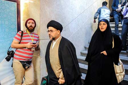ثبت نام مادر شوهر مهناز افشار در انتخابات +عکس