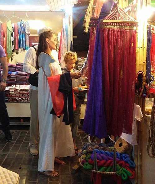 تیپ جالب آنجلینا جولی و برد پیت در حال خرید + عکس