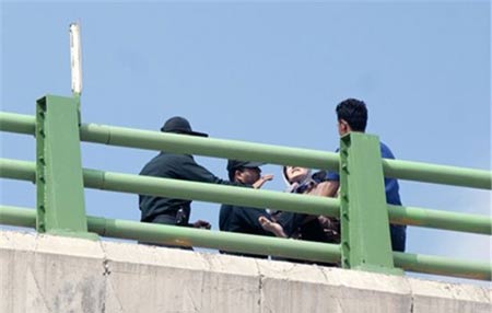 ماجرای نصب پرچم داعش و خودکشی روی پل کرمانشاه +عکس