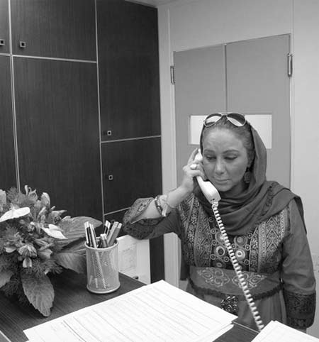 عکسهای بدون آرایش بهنوش بختیاری در آرایشگاهش