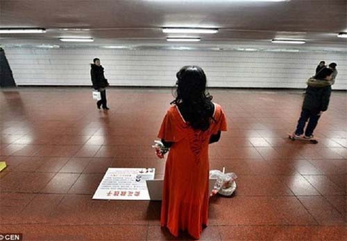 گلفروشی پدری در لباس زنانه برای درمان پسرش +عکس