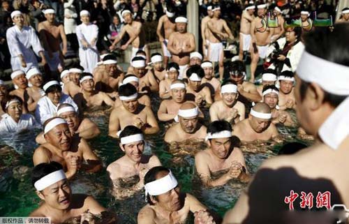 غوطه خوردن مختلط زن و مرد در آبهای سرد برای سلامتی +عکس