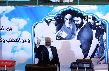 محمدجواد ظریف و همسرش در حال رای دادن +عکس