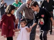دختر هادی نوروزی در حال عشق بازی با عکس پدرش