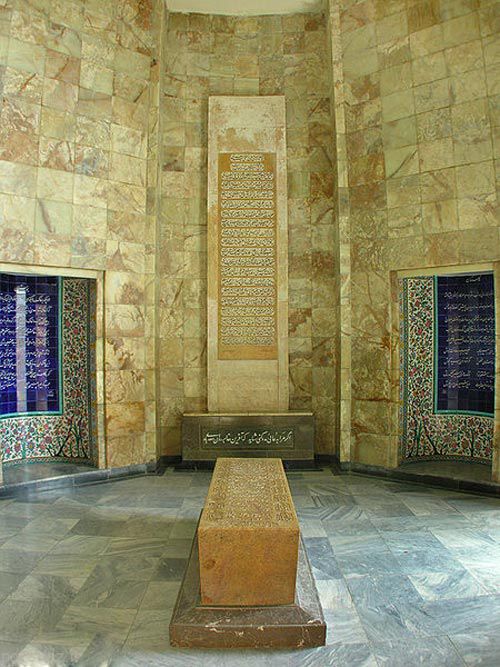ماه اردیبهشت که سرآغازش بزرگداشت سعدی است