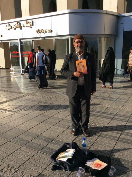 مهمان محبوب ماه عسل مشغول دستفروشی +عکس
