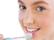 آموزش لایه برداری از لب برای زیبایی بیشتر