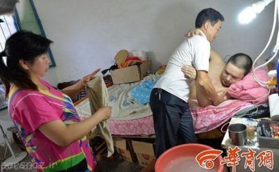روشی غیر عادی از ابراز عشق به همسر معلولش