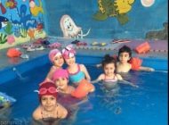 دخترها و پسرها در استخر مختلط یک مهدکودک تهران