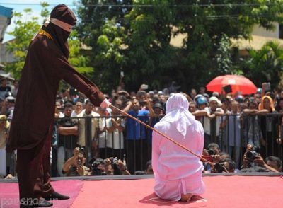 شلاق در ملا عام به خاطر ملاقات قبل از ازدواج