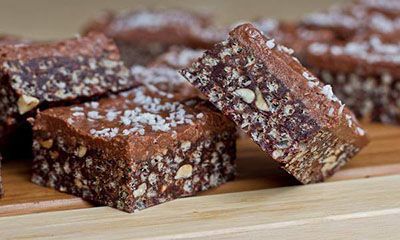 طرز تهیه قطعه های چهار گوش شکلاتی