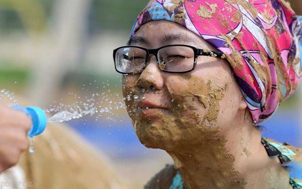 برگزاری فوتبال مختلط چینی ها در گل و لای