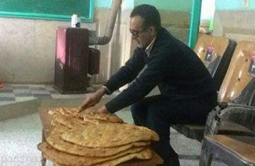 این فرد برای دانش آموزان هم معلم است هم پدر