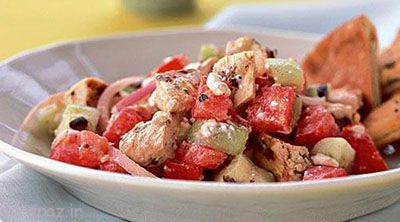 مخلوط خوشمزه سالاد یونانی و ساندویچ مرغ