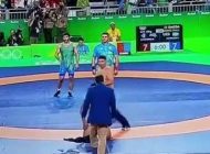 مربی کشتی که لباس های خود را در آورد