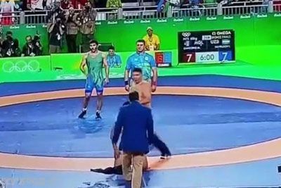 مربی کشتی که لباس های خود را در آورد