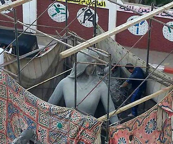 مجسمه مادر و پسر دردسر ساز شد +عکس مجسمه مادر و پسر دردسر ساز شد +عکس
