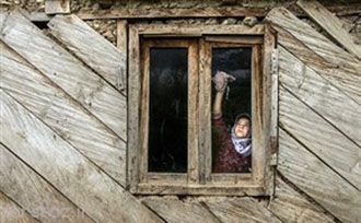 تمیز کردن مدرسه توسط معلم و دانش آموزان