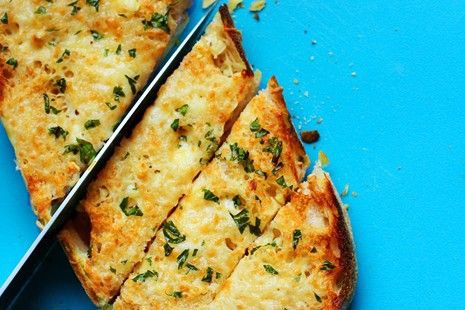 طرز تهیه نان سیر و ریحان پنیری عالی