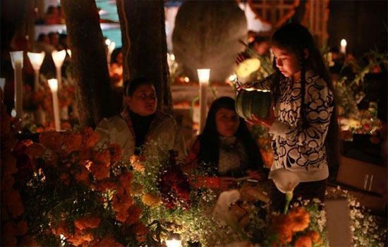 جشن مردم مکزیک برای مرده های قبرستان