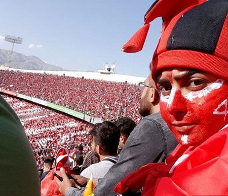 ورود جنجالی دختران به ورزشگاه های فوتبال