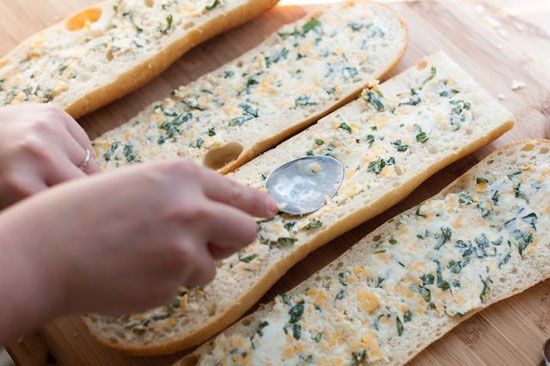 طرز تهیه نان سیر و ریحان پنیری عالی