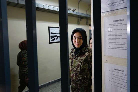 آموزش های نظامی به خانم ها و دختران باکره افغانی