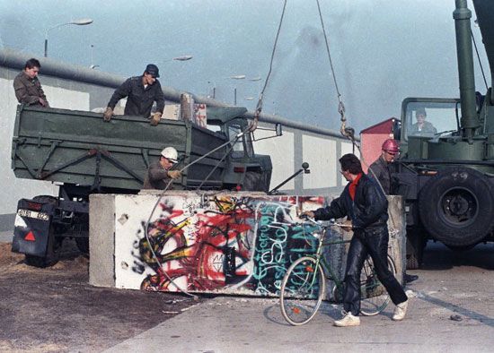 خراب شدن دیوار تاریخی برلین در آلمان از دیده دیگر