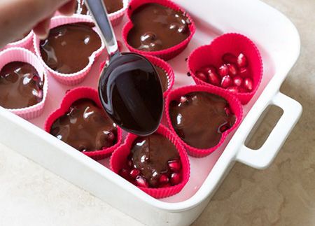 بهترین خوراکی شب یلدا دسر شکلات انار