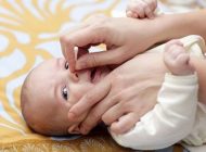 آموزش تمیز کردن بینی نوزاد تازه متولد شده
