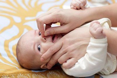 آموزش تمیز کردن بینی نوزاد تازه متولد شده