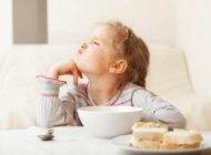 ارائه راهکار وقتی کودکان لب به غذا نمی زنند