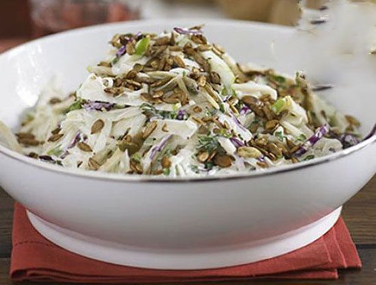 طرز تهیه سالاد کلم و سیب خوش طعم