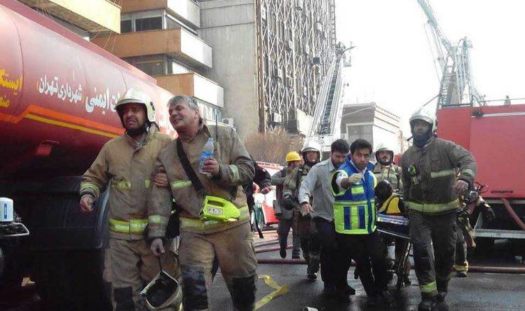 ساختمان پلاسکو تهران در آتش سوخت و فرو ریخت