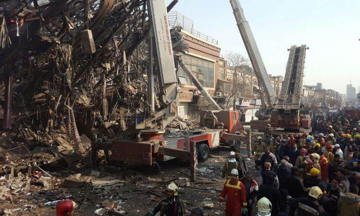 ساختمان پلاسکو تهران در آتش سوخت و فرو ریخت