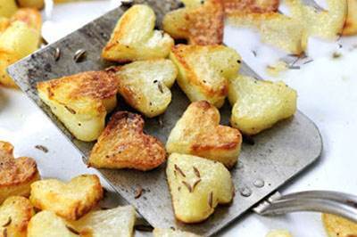 طرز تهیه سیب زمینی کبابی به شکل قلب