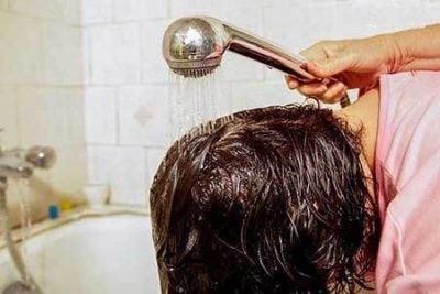 ضررهای شستن بیش از حد برای سلامت مو