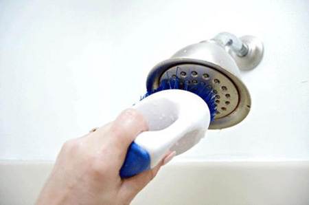 تمیز کردن سردوش حمام با این روش ساده