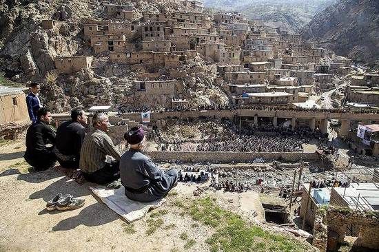 رقص و شادی دختران کرد در مراسم شعله های آتش