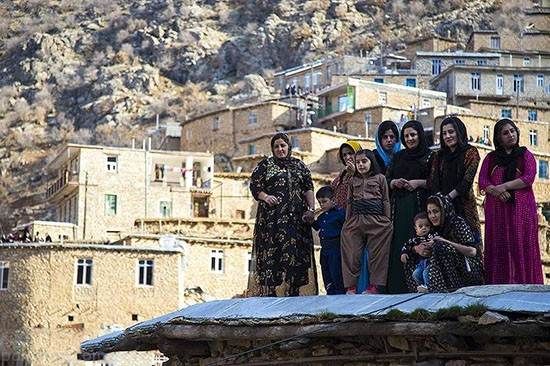 رقص و شادی دختران کرد در مراسم شعله های آتش