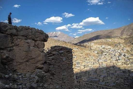 رقص و شادی دختران کرد در مراسم شعله های آتش