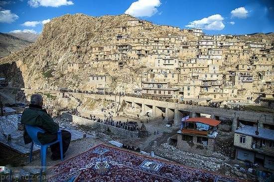 رقص و شادی دختران کرد در مراسم شعله های آتش