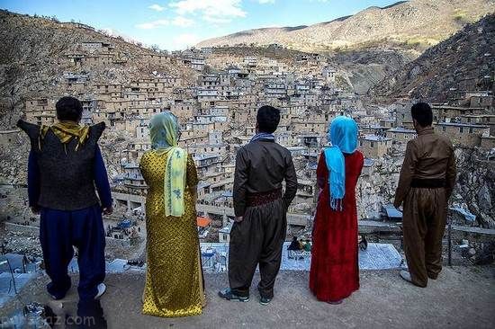 رقص و شادی دختران کرد در مراسم شعله های آتش
