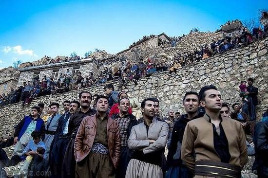 رقص و شادی دختران کرد در مراسم شعله های آتش