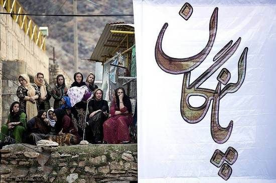رقص و شادی دختران کرد در مراسم شعله های آتش