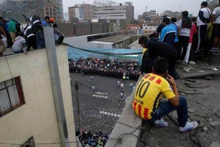 تصاویر رقابت های جذاب فوتبال خیابانی در کشور پرو