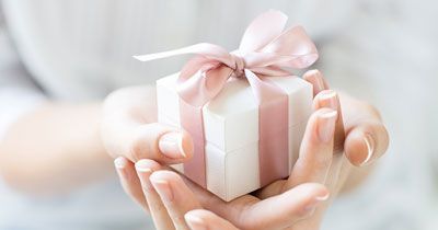 هدیه‌ ای جالب که یک خانم را خوشحال می‌ کند